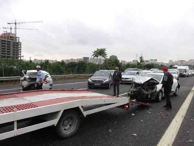 TEM Otoyolunda Zincirleme Trafik Kazası: 2 Yaralı