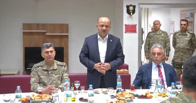 Milli Savunma Bakanı Işık, Dağlıca'daki Askerlerle Sahur Yaptı