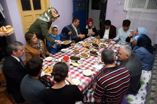 Başbakan Yıldırım, Temizlik İşçisine Ziyarete Gitti; İftarı Yer Sofrasında Açtı