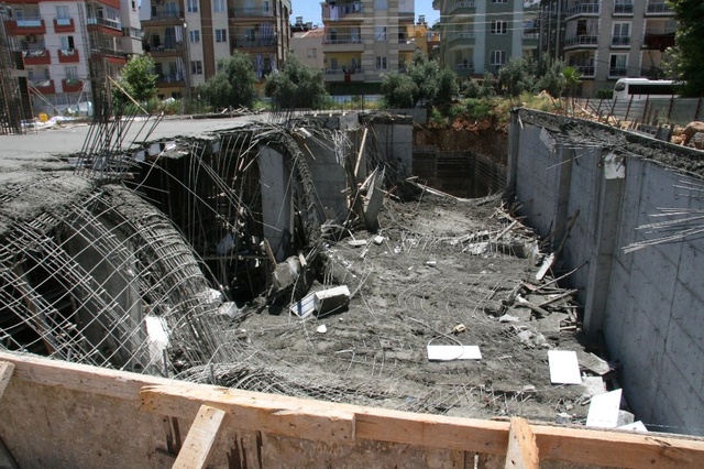 Antalya'da İş Merkezi İnşaatında Göçük: 4 İşçi Yaralı