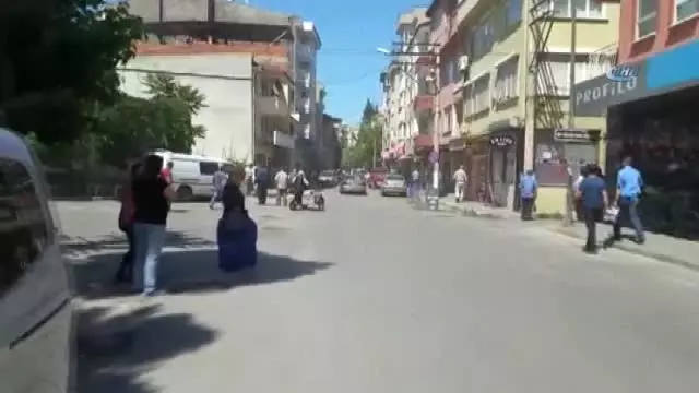 Ege Depreminde Eski Tarihi Bir Bina Yoldan Geçen Otomobilin Üzerine Çöktü