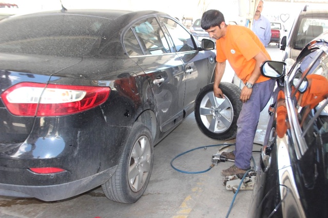 Otoparkta Park Halindeki Araçların, Kesici ve Delici Aletle Lastiklerini Kestiler