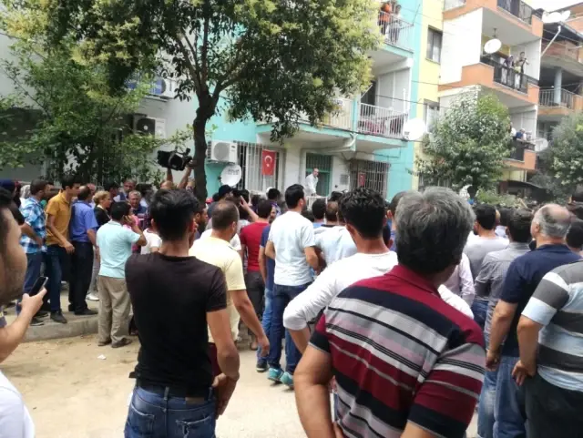 İzmir'de Öfkeli Kalabalık, Minik Ceylin'in Cesedinin Bulunduğu Eve Taşlarla Saldırdı
