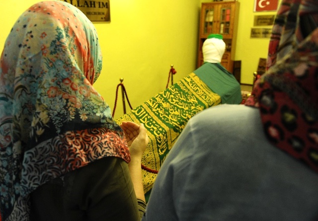 Evin İçinde Yer Alan Türbe, Ramazan'da Dolup Taşıyor