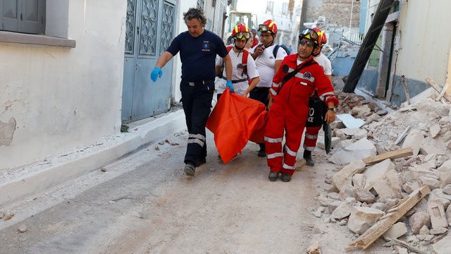 Fotoğraflarla Midilli Adası'nda Deprem Sonrası Kurtarma Çalışmaları