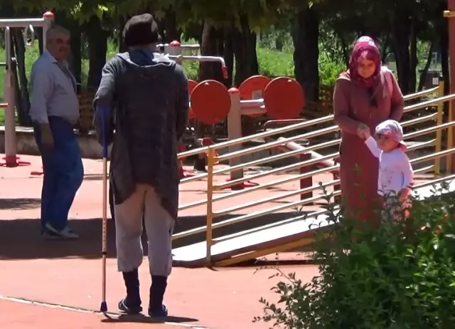Sosyal Deney İçin Dilenci Kılığına Giren Gazeteciler, 2 Saatte 159 TL Topladı