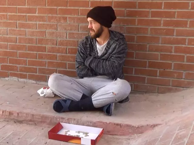 Sosyal Deney İçin Dilenci Kılığına Giren Gazeteciler, 2 Saatte 159 TL Topladı