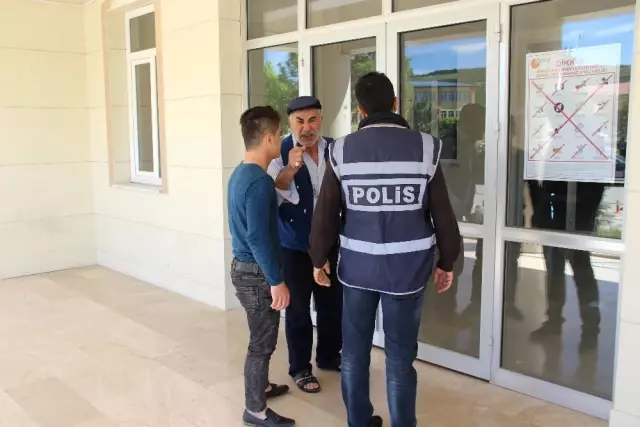 Sınava 1 Dakika Geç Kalan Oğlu İçeri Alınmayınca, Kapıları Yumruklayıp Beddua Etti