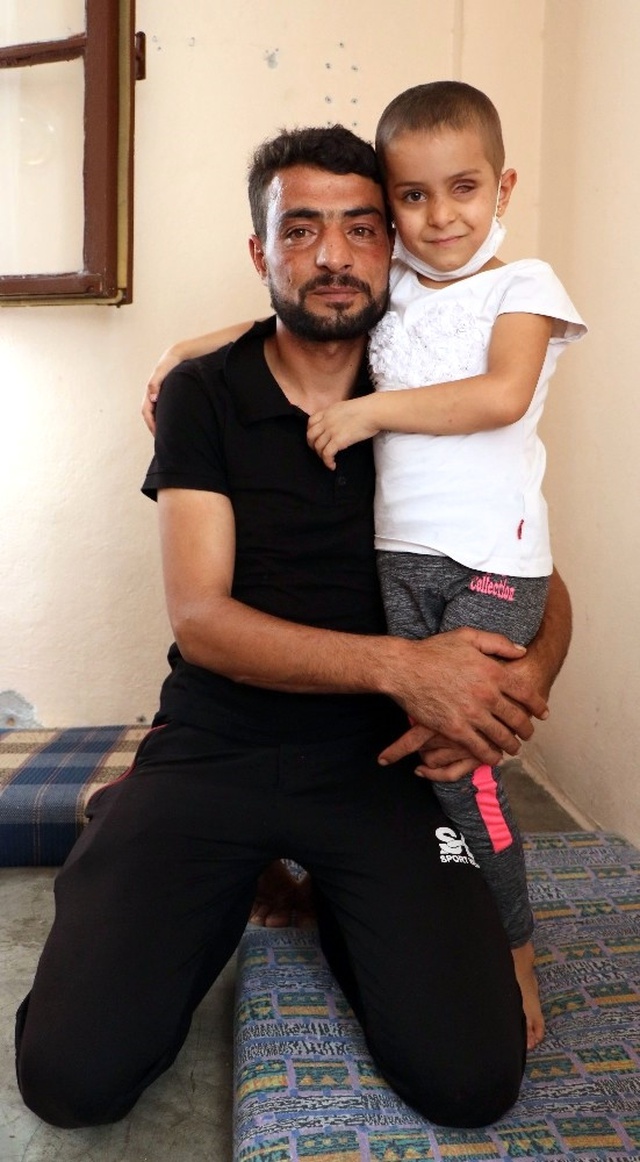 Esad Vurdu, Önce Ailesini Sonra Gözünü Kaybetti; Şimdi Adana'da Yaşam Mücadelesi Veriyor