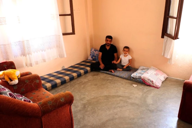 Esad Vurdu, Önce Ailesini Sonra Gözünü Kaybetti; Şimdi Adana'da Yaşam Mücadelesi Veriyor