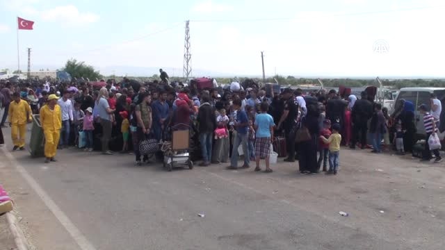 Bayramı Ülkelerinde Geçirmek İsteyen Suriyeliler Sınıra Akın Etti