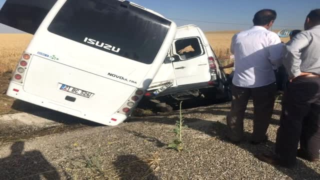 Diyarbakır'da Askeri Midibüs ile Sivil Minibüs Çarpıştı: Ölü ve Yaralılar Var