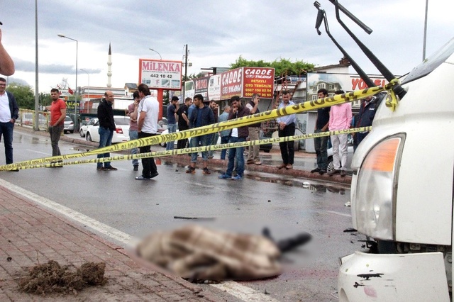 Ölümlü Kazayı İzleyip, Fotoğraf Çekmek İçin Yarıştılar!
