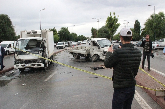 Ölümlü Kazayı İzleyip, Fotoğraf Çekmek İçin Yarıştılar!