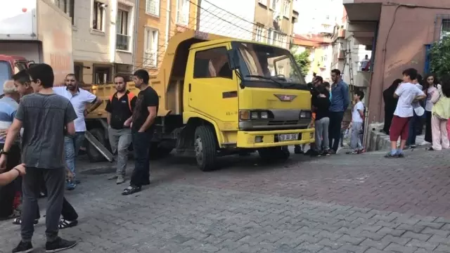 Kağıthane'de Kamyonet Dehşeti! Altına Alıp Sürüklediği Kız Kardeşlerden Biri Can Verdi