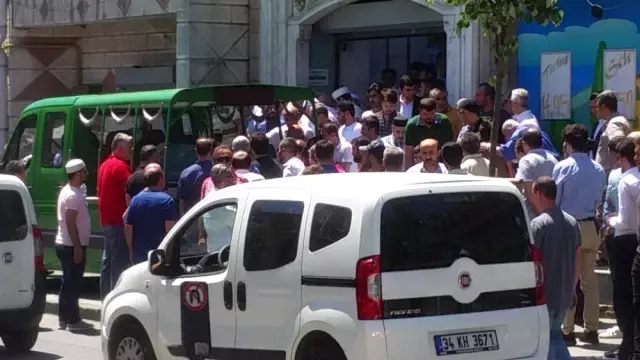 Kağıthane'de Kamyonet Dehşeti! Altına Alıp Sürüklediği Kız Kardeşlerden Biri Can Verdi