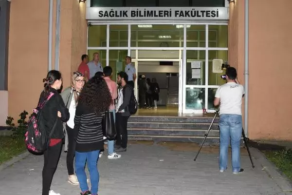 Yaz Okulu Kontenjanı İçin Geceden Kuyruk Oluşturan Öğrencilere, Rektör Sahip Çıktı