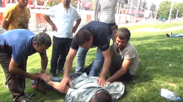 Bonzai İçerek Gezi Parkı'nda Krize Giren Turistin İçler Acısı Hali Kamerada!