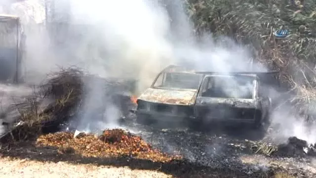 Antalya'da Çıkan Yangında 2 Otomobil Kül Oldu! Evlerde Hasar Var!