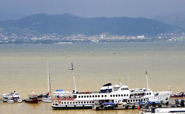 Denize Taşan Yağmur Suları İzmit Körfezini Sarıya Boyadı