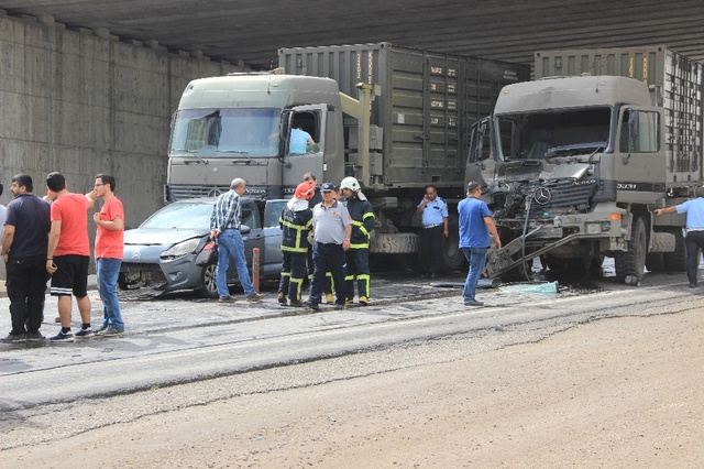 Gaziantep'te Askeri Kamyon Sivil Araçla Çarpıştı: 1 Asker Yaralandı