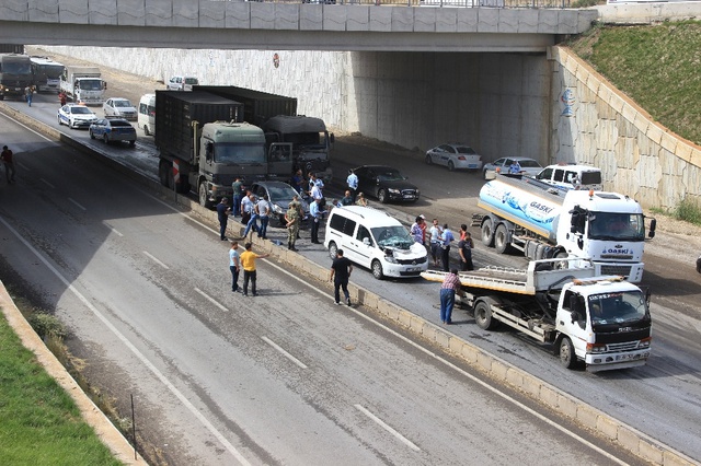 Gaziantep'te Askeri Kamyon Sivil Araçla Çarpıştı: 1 Asker Yaralandı