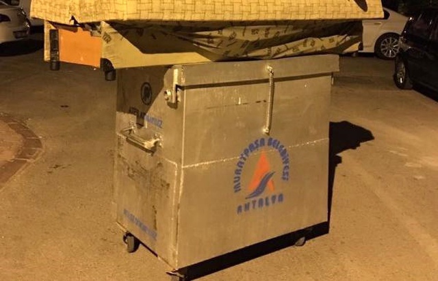 Kanepeyi Çöp Konteyneriyle Taşıyıp Teşekkür Edenlere Belediye'den İlginç Karşılık