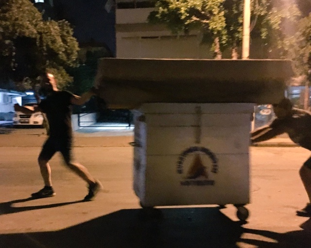 Kanepeyi Çöp Konteyneriyle Taşıyıp Teşekkür Edenlere Belediye'den İlginç Karşılık