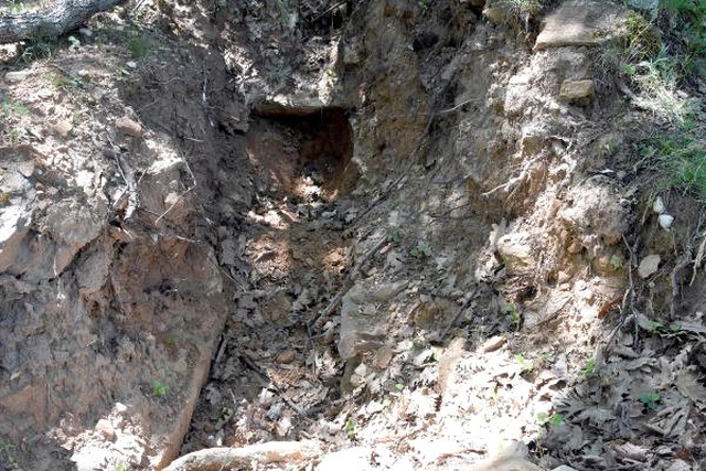 Gözünü Tarihi Taş Mezarlara Diken Define Avcıları Her Yeri Talan Etti
