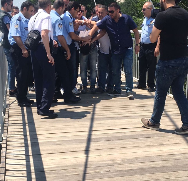 Polis İntihar Etmek İsteyen Genci Köprünün Demirlerine Kelepçeleyerek Kurtardı