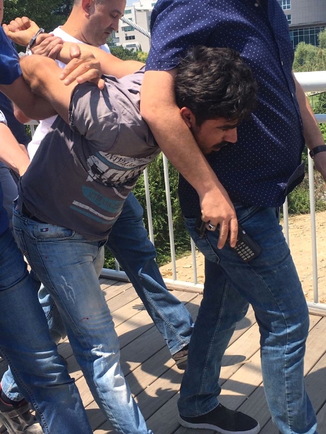 Polis İntihar Etmek İsteyen Genci Köprünün Demirlerine Kelepçeleyerek Kurtardı