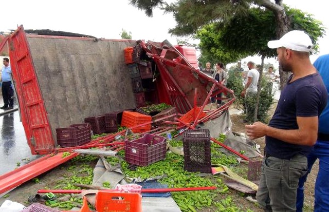 Tarım İşçisi Taşıyan Kamyonet TIR'a Çarptı: 3 Ölü, 5 Yaralı