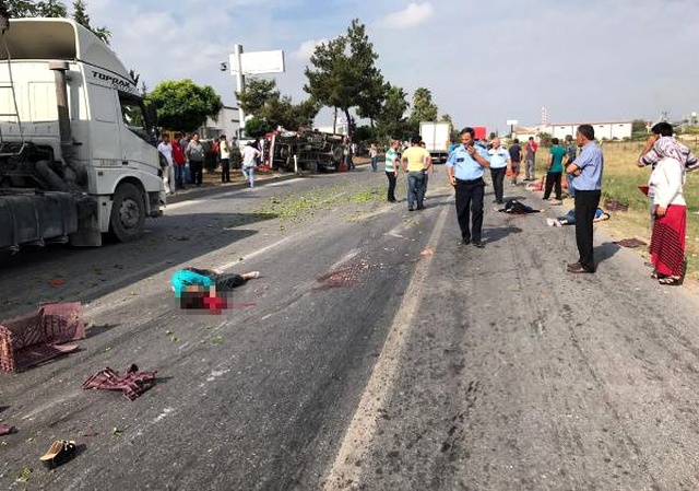 Tarım İşçisi Taşıyan Kamyonet TIR'a Çarptı: 3 Ölü, 5 Yaralı