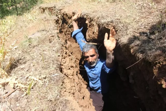 Bingöl'de İnsan Boyundaki Esrarengiz Yarıklar Köy Halkını Dehşete Düşürüyor