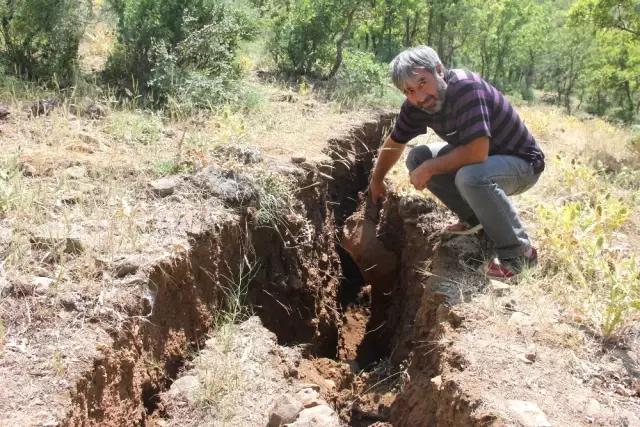 Bingöl'de İnsan Boyundaki Esrarengiz Yarıklar Köy Halkını Dehşete Düşürüyor