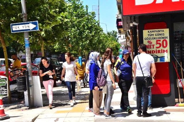 Manisa'da 4 Şiddetinde Deprem! Vatandaşlar Sokağa Döküldü