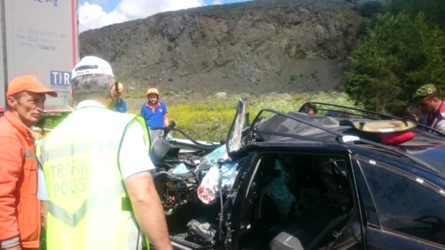 TIR'a Çarpan Otomobilden Geriye Neredeyse Hiçbir Şey Kalmadı: 1 Ölü, 2 Yaralı