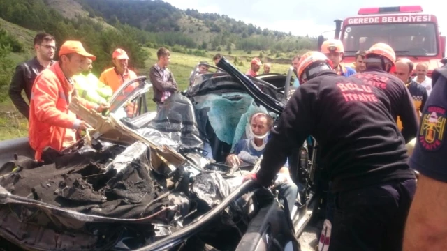 TIR'a Çarpan Otomobilden Geriye Neredeyse Hiçbir Şey Kalmadı: 1 Ölü, 2 Yaralı