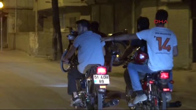 Adana'da Lastiği Patlayan Motosikleti, Başka Motosikletin Üzerinde Taşıdılar