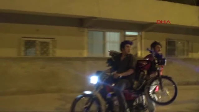 Adana'da Lastiği Patlayan Motosikleti, Başka Motosikletin Üzerinde Taşıdılar