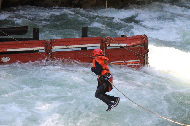 Rize'de 14 Yaşındaki Çocuk, Babasından Habersiz Kullandığı Kamyonetle Dereye Uçtu!