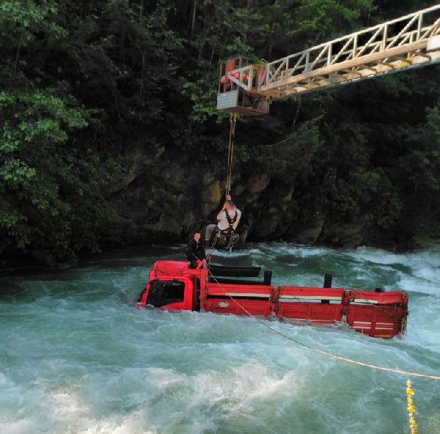 Rize'de 14 Yaşındaki Çocuk, Babasından Habersiz Kullandığı Kamyonetle Dereye Uçtu!