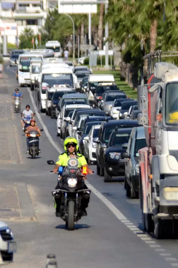 Bodrum'da Tatilci Yoğunluğu! İlçedeki Araç Sayısında 10 Kat Artış Var!