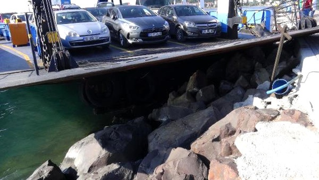 Çanakkale'de Dümeni Kilitlenen Arabalı Vapur Kayalıklara Çarptı