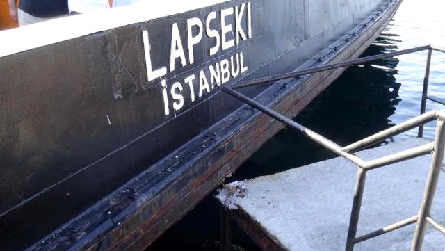Çanakkale'de Dümeni Kilitlenen Arabalı Vapur Kayalıklara Çarptı