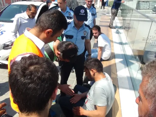 Taksim Metrosu'nda Kolu Yürüyen Merdivene Sıkışan Genç, Duvar Kırılarak Kurtarıldı