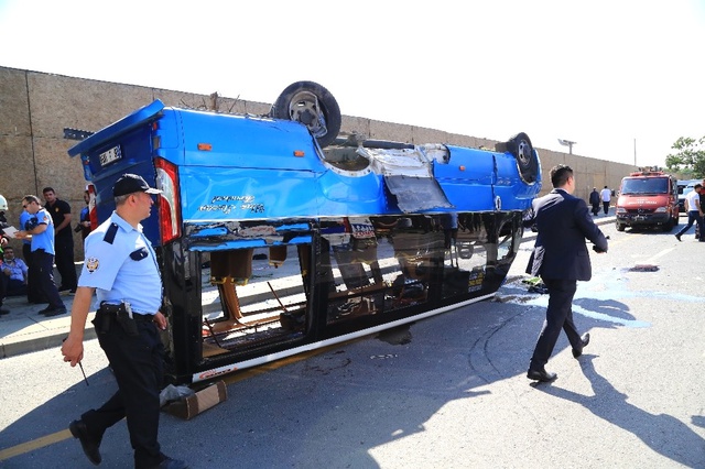 Başkentte Dolmuş Takla Attı: 17 Yolcu Yaralandı