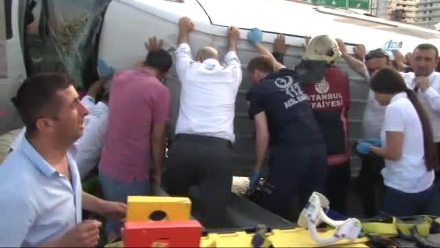 Cenazeye Giden Servis Minibüsü Takla Attı: 15 Kişi Yaralandı