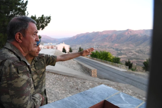 Genelkurmay Başkanı Akar, Eruh'ta Askerlerle İftar Yapıp Askerlere Moral Verdi