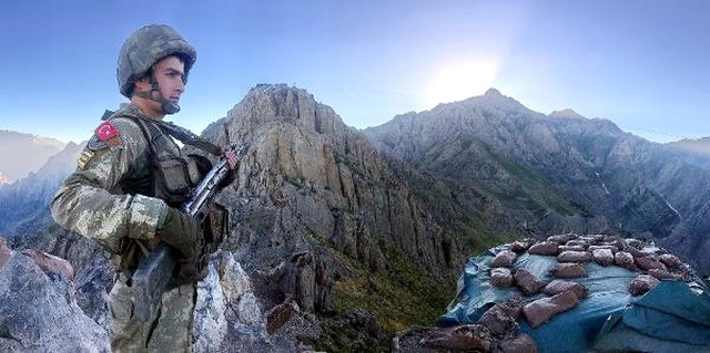 Mehmetçiğin, Oramar Üs Bölgesi'nde Zorlu Nöbet Değişimi